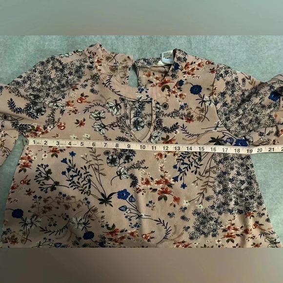 Urban Romantics pink floral flutter sleeve top size M - Picture 4 of 6